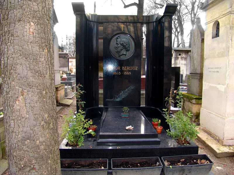 Photographie : la tombe d'Hector Berlioz, granit noir orné de son portrait en médaillon