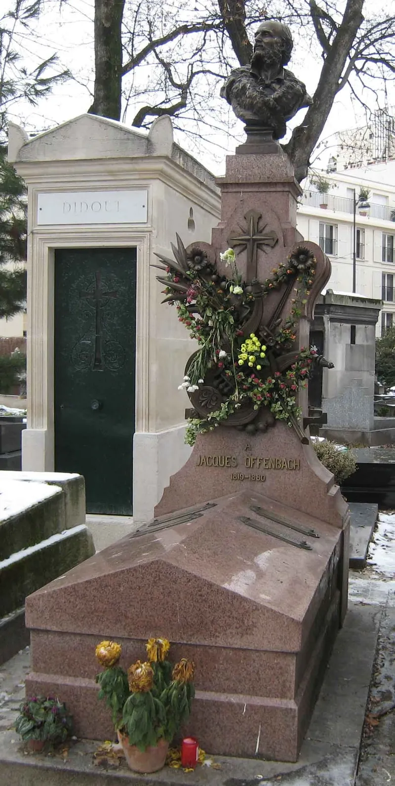 Photographie : la tombe de Jacques Offenbach, surmontée de son buste