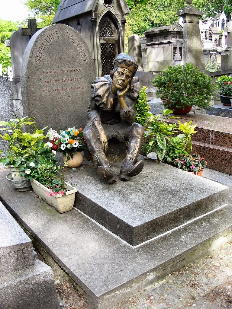 Photographie : la tombe de Vaslav Nijinski, avec la statue du danseur en Petrouchka