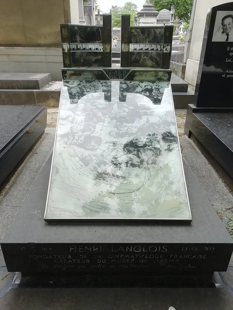 Photographie : la dalle de la tombe d'Henri Langlois, couverte d'images de films