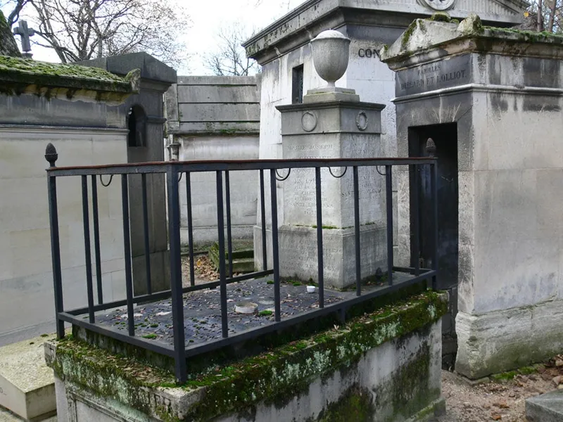 Photographie : la tombe de Marie-Joseph Chénier, entourée d'une grille