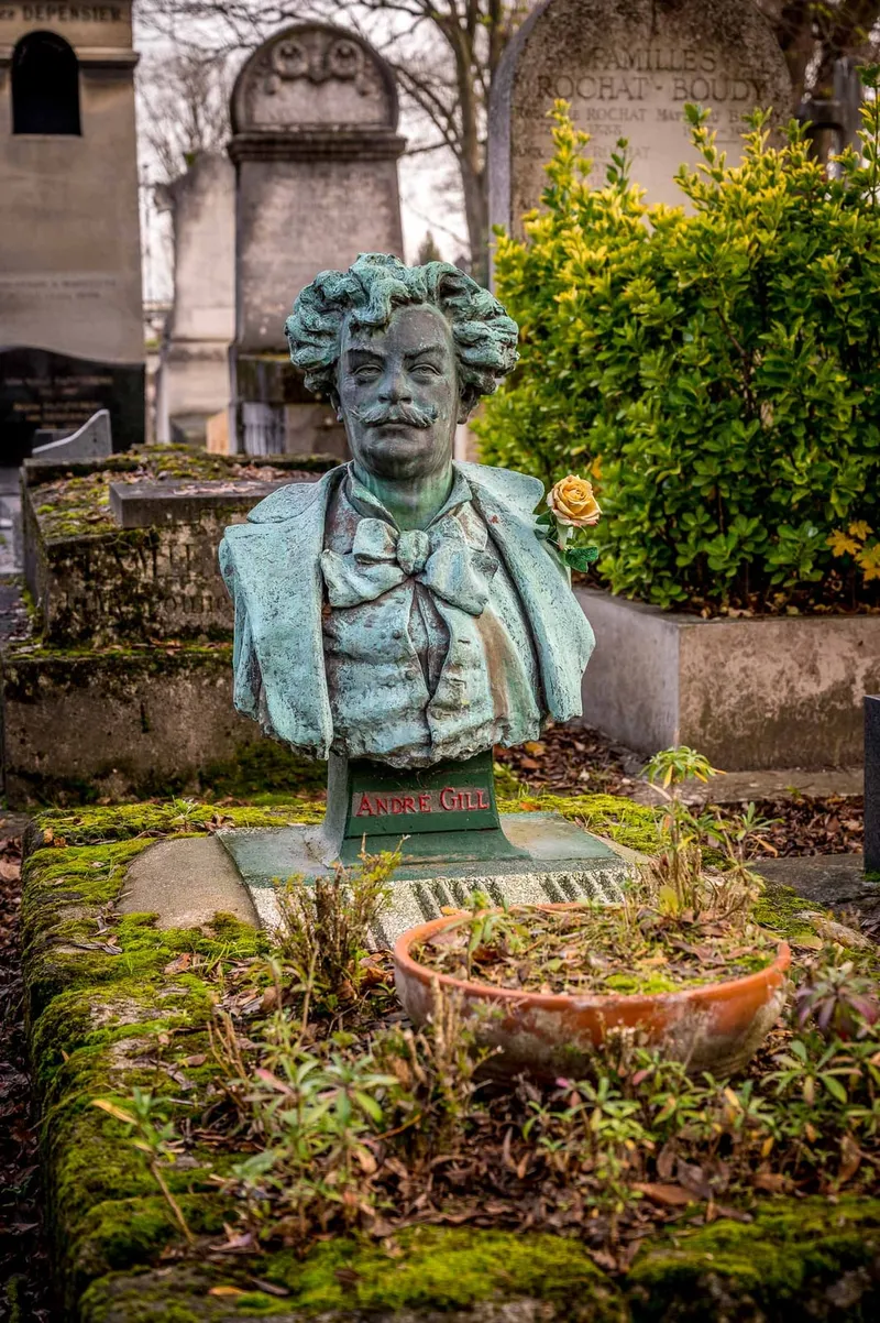 Photographie : le buste de bronze d'André Gill sur sa tombe