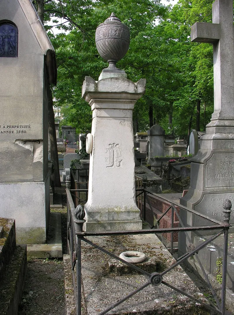 Photographie : la tombe de Gustave Moreau, colonne surmontée d'une urne