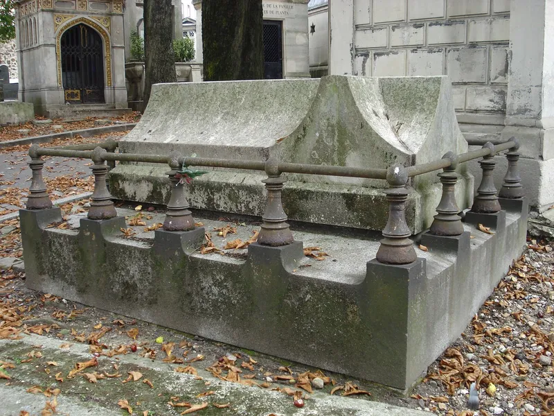Photographie : la tombe d'Horace Vernet, entourée de balustres