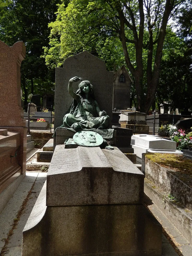 Photographie : la tombe de Gustave Guillaumet, avec la statue de bronze La Fille de Bou Saâda