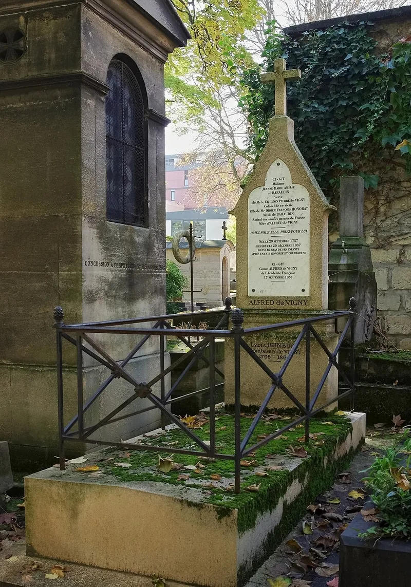 Photographie : la tombe d'Alfred de Vigny, stèle entourée d'une grille
