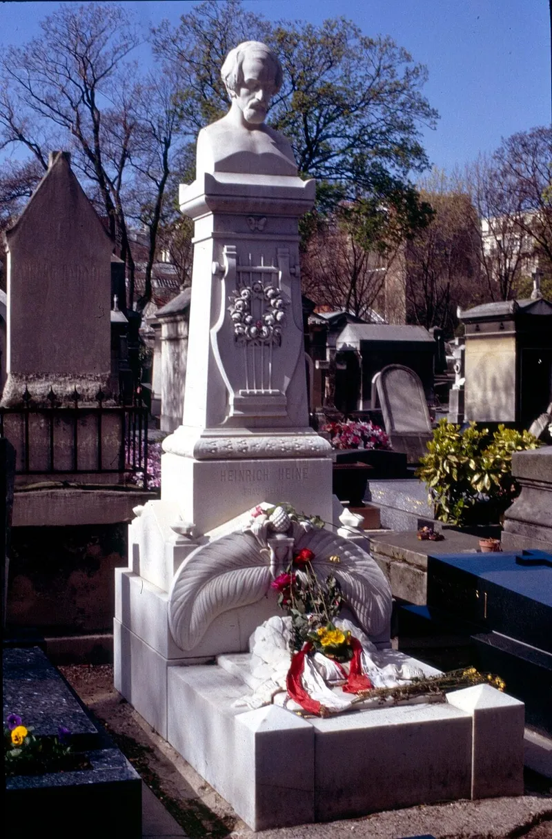Photographie : la tombe de Heinrich Heine, surmontée de son buste en marbre