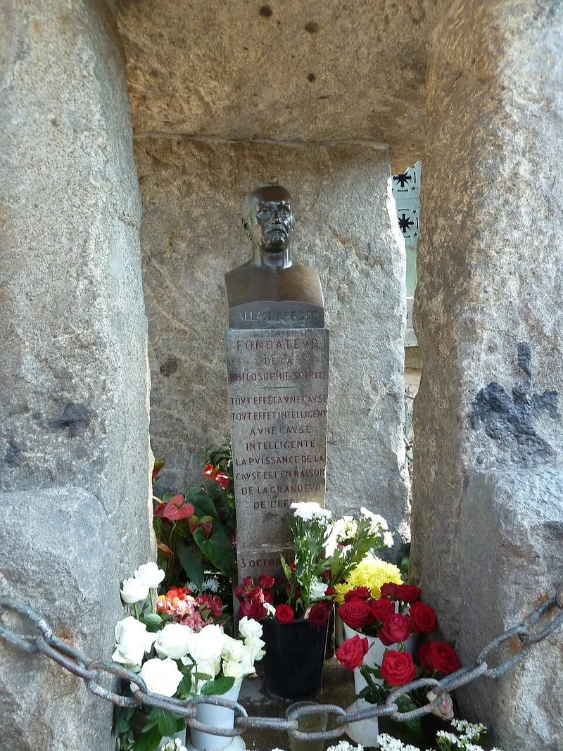 Photographie : le dolmen d'Allan Kardec, avec son buste et ses fleurs