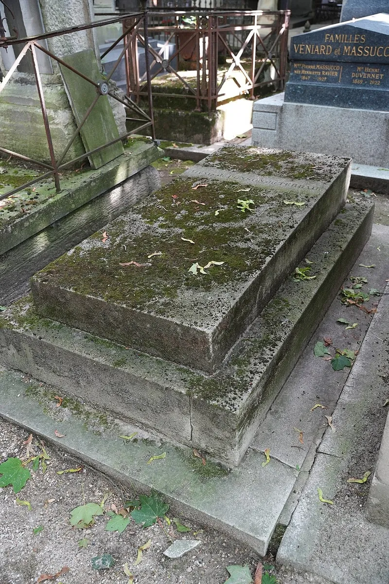 Photographie : la dalle de la tombe de Ponson du Terrail, au cimetière de Montmartre