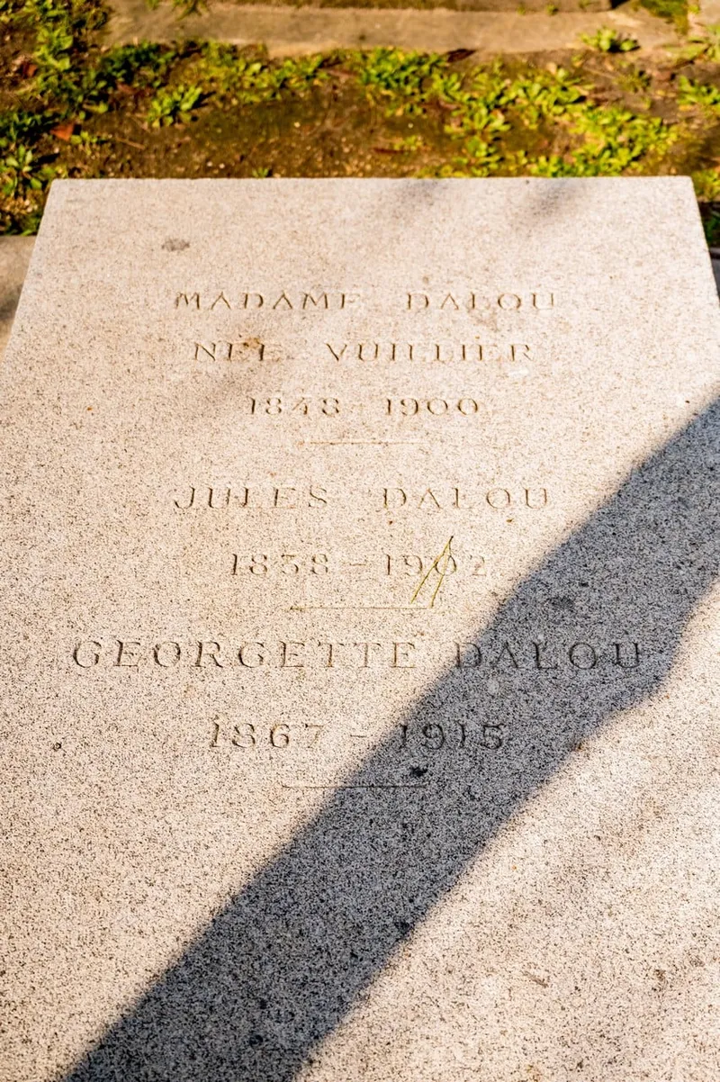 Photographie : la dalle gravée « Madame Dalou, née Vuillier ; Jules Dalou, 1838-1902 ; Georgette Dalou »