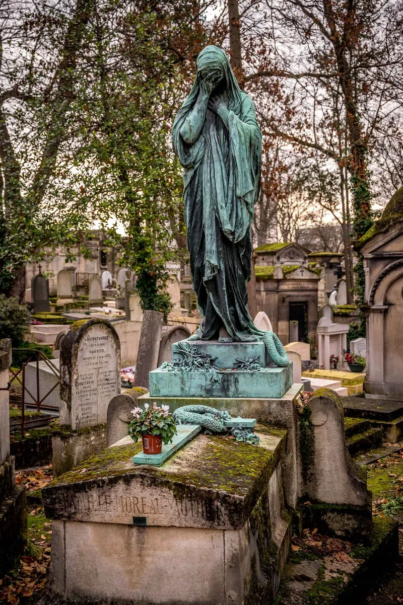 Photographie : la figure de femme en bronze de la tombe d'Augustin Moreau-Vauthier