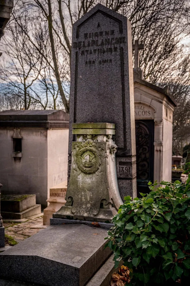 Photographie : la stèle à médaillon sculpté de la tombe d'Eugène Delaplanche
