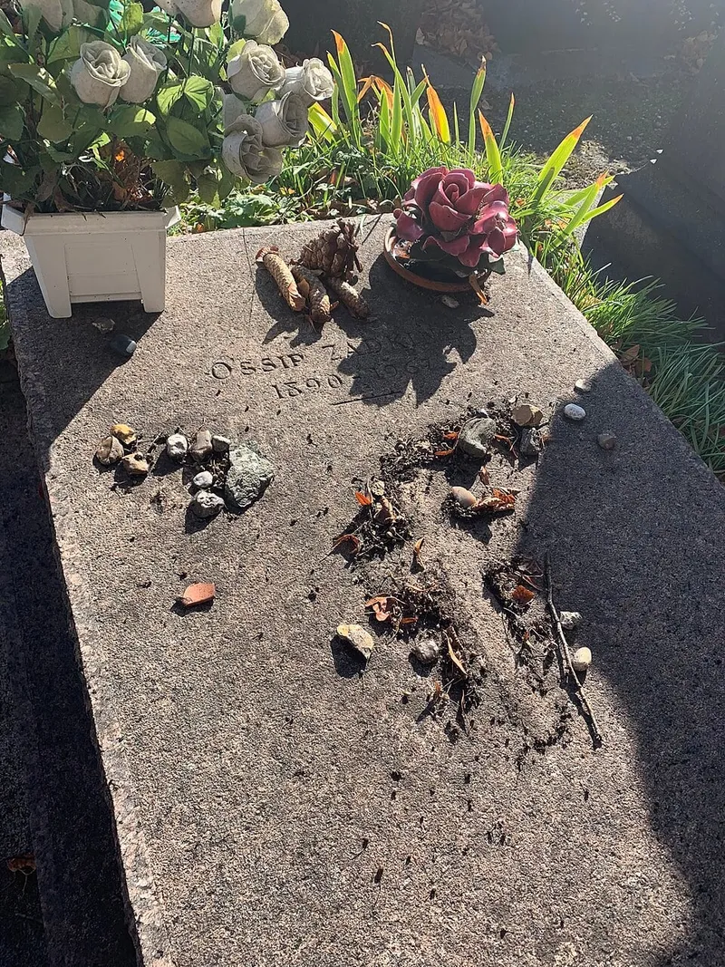 Photographie : la dalle de la tombe d'Ossip Zadkine, au cimetière du Montparnasse
