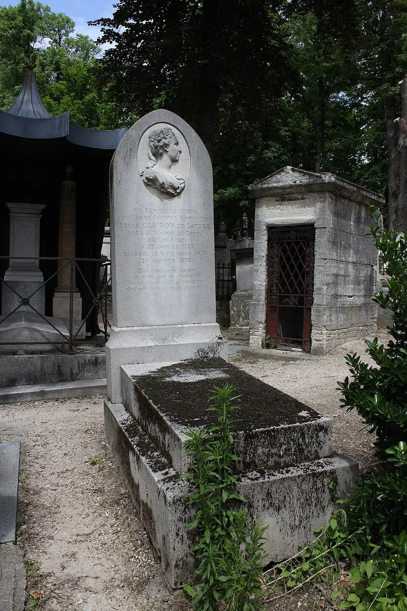 Photographie : la stèle de Mademoiselle Clairon, ornée de son médaillon