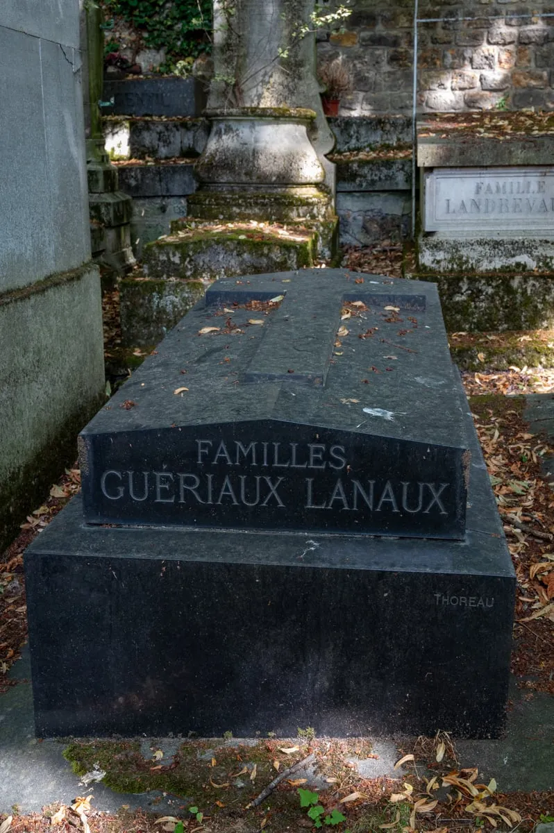 Photographie : la dalle de granit des familles Guériaux et Lanaux, au Père-Lachaise