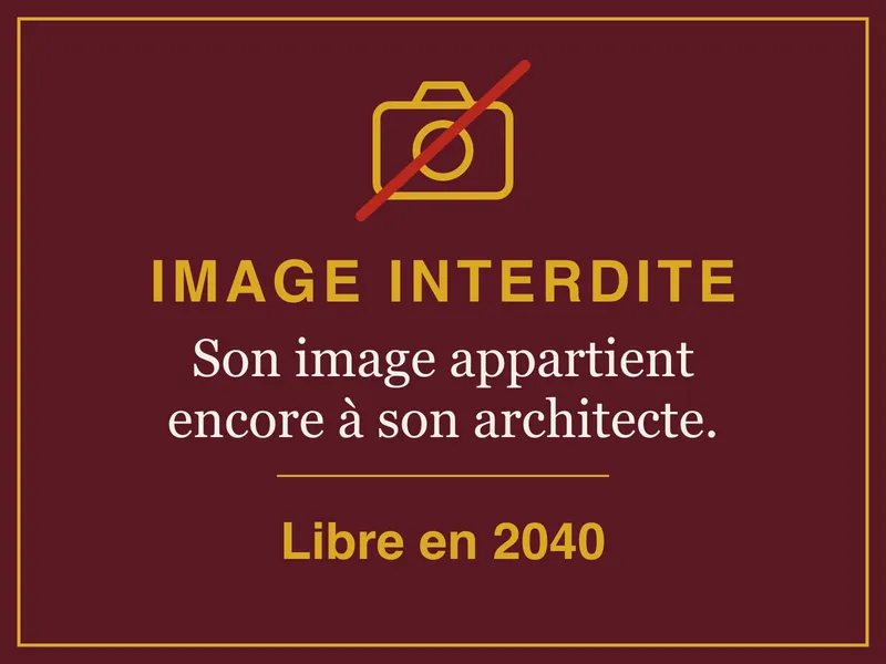 Écriteau : image interdite. Son image appartient encore à son architecte (Hôtel Lejeune : Adolphe Thiers ; bas-relief de Louis-Aimé Lejeune). Image libre le 1er janvier 2040.