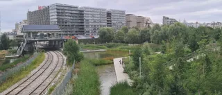 L’hôtel Ibis Batignolles vu du parc Martin-Luther-King