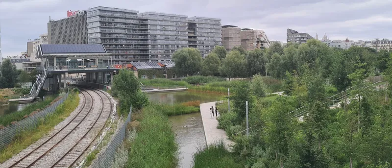 L’hôtel Ibis Batignolles vu du parc Martin-Luther-King