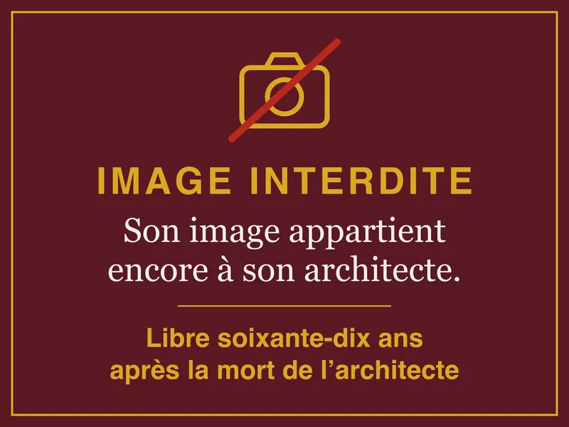 Écriteau : image interdite. Son image appartient encore à son architecte (Maison de la culture du Japon : Kenneth Armstrong et Masayuki Yamanaka). Image libre soixante-dix ans après la mort de ses architectes.