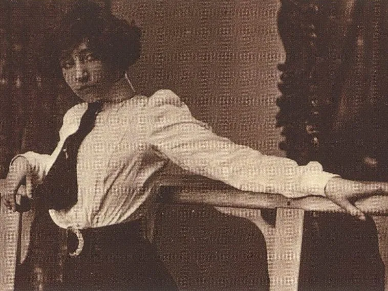 Colette jeune, accoudée à une balustrade