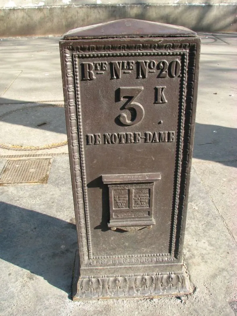 Borne de l'avenue du Général Leclerc