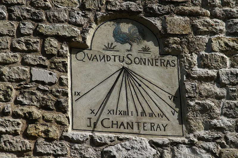Cadran solaire de la rue de l'Abreuvoir, Montmartre. Photo Christ Waits, Wikimedia