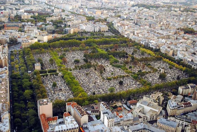 Le cimetière du Montparnasse, vu depuis la tour Montparnasse.