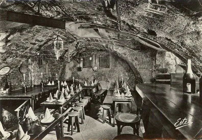 La cave du Caveau François-Villon, rue de l'Arbre-Sec, vers 1960