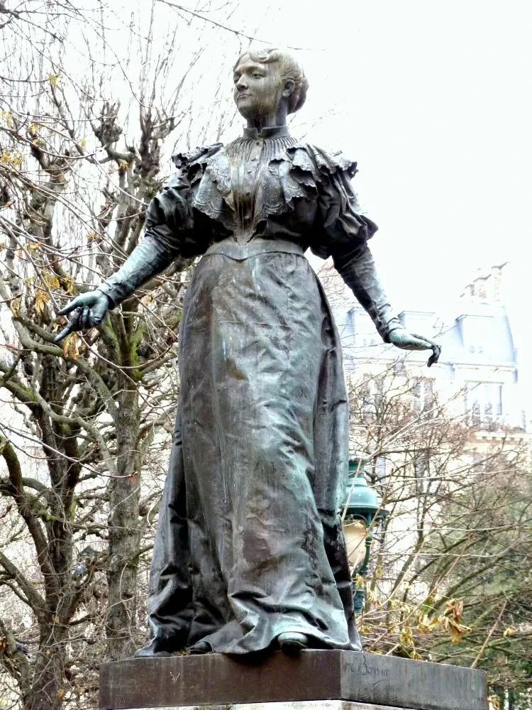Sa statue dans le square des Épinettes