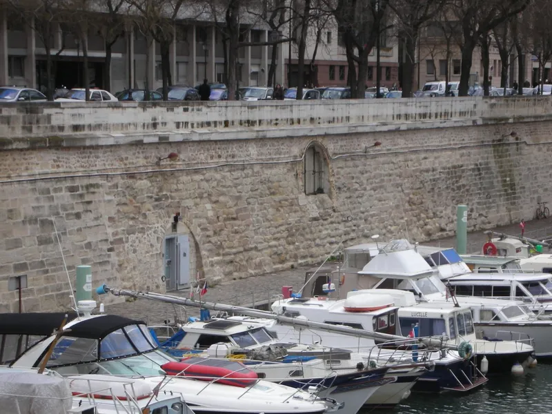 Trace du moineau de l'enceinte d'Henri II sur le mur du port de la Bastille