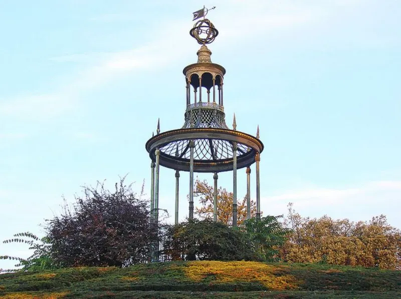 La Gloriette de Buffon, sur la butte des Coupeaux