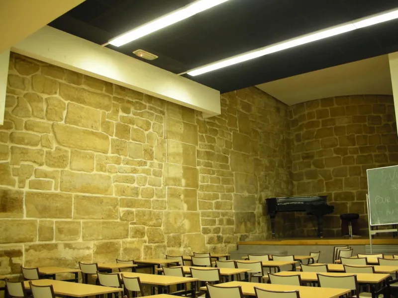 Tour de l'enceinte de Philippe Auguste, à l'intérieur d'une école de langues