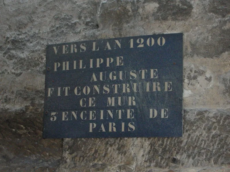 Base de l'enceinte de Philippe Auguste dans le parking souterrain — plaque