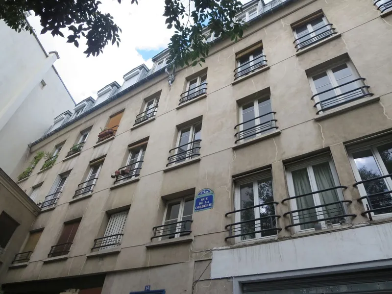 Le local de la Corderie, alors au 6 place de la Corderie du Temple, son escalier et sa façade