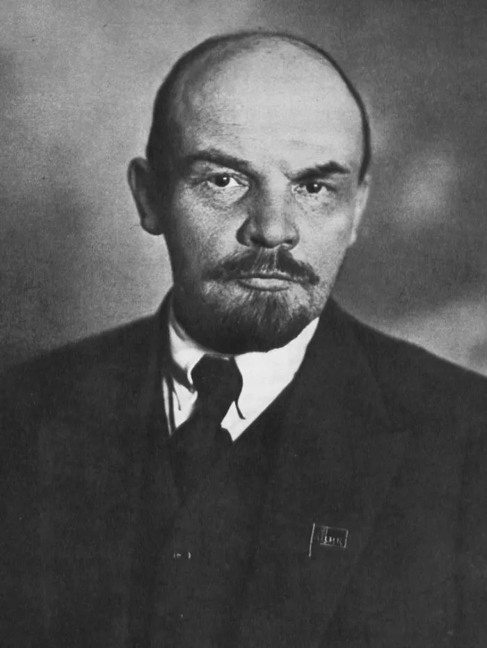 Vladimir Ilitch OULIANOV, LÉNINE