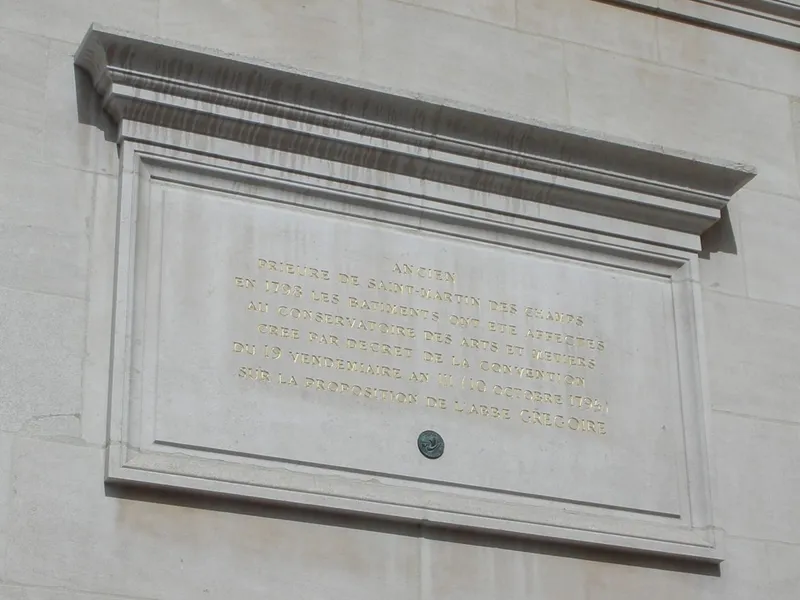 Sa fontaine et la plaque qui indique le lieu