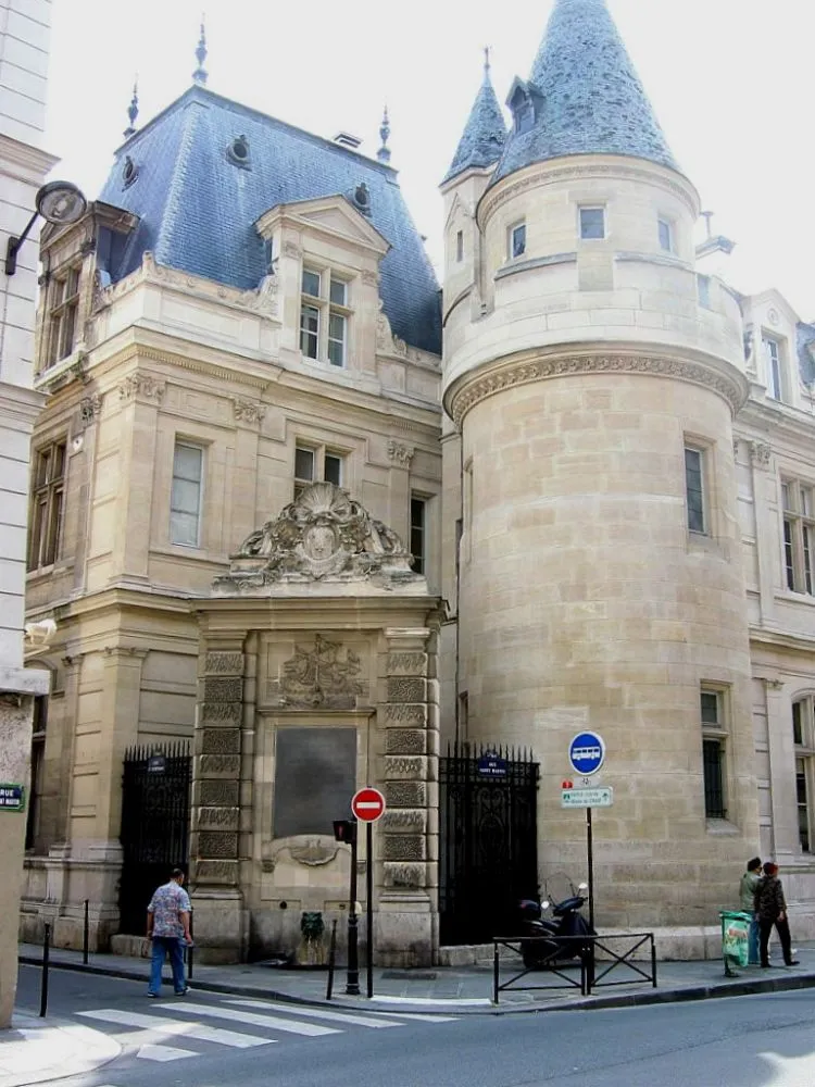 La tour du prieuré qui servit de prison