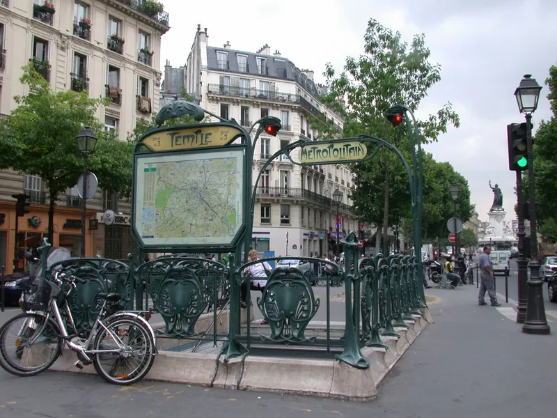 Bouche de métro de la station Temple dessinée par Hector GUIMARD