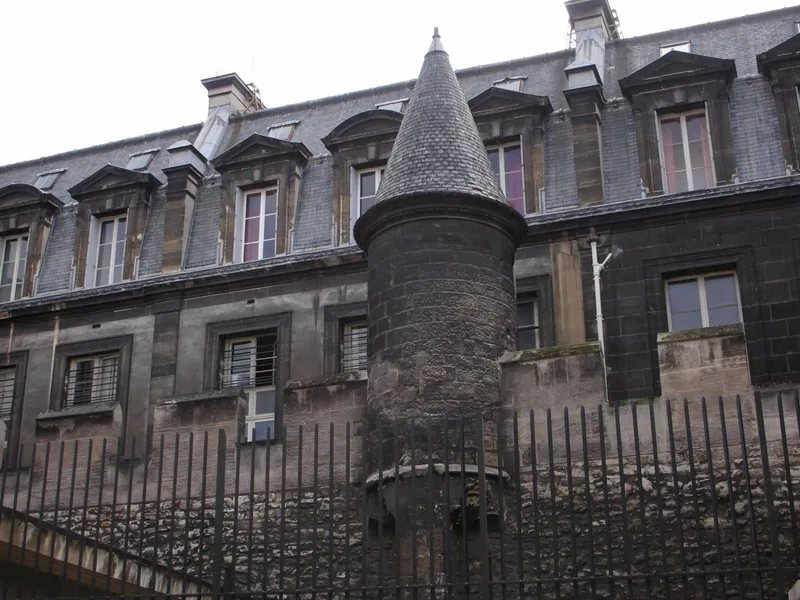 Le chemin de ronde de l'enceinte du prieuré, rue du Vertbois