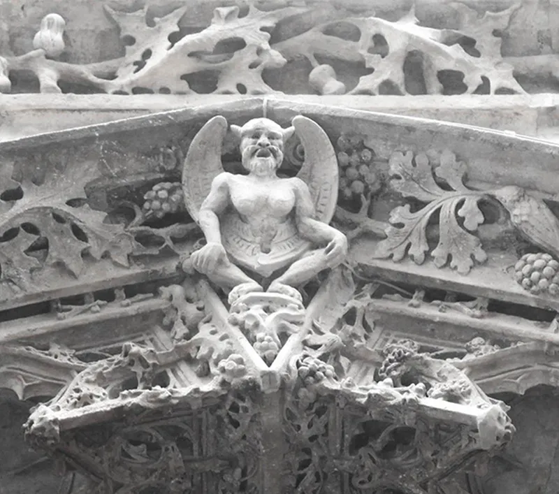 L'église St Merry — le Baphomet à la pointe de son portail