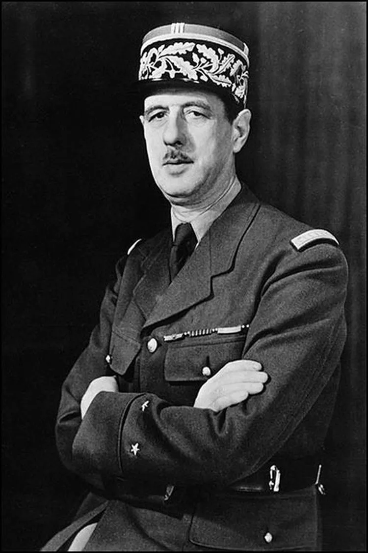 Charles de GAULLE au balcon de l'Hôtel de Ville