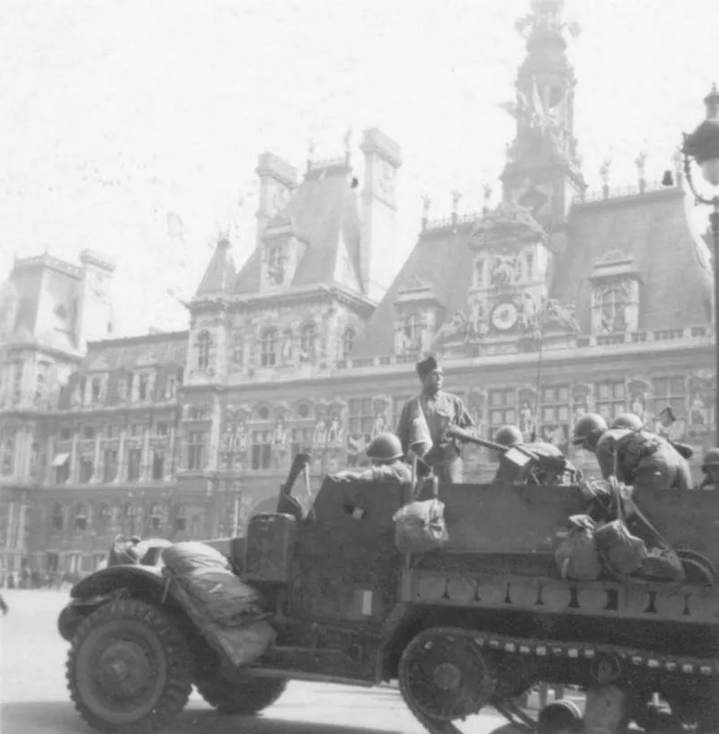 Arrivée à l'Hôtel de Ville de la colonne Dronne de la 2e DB, constituée essentiellement de Républicains espagnols