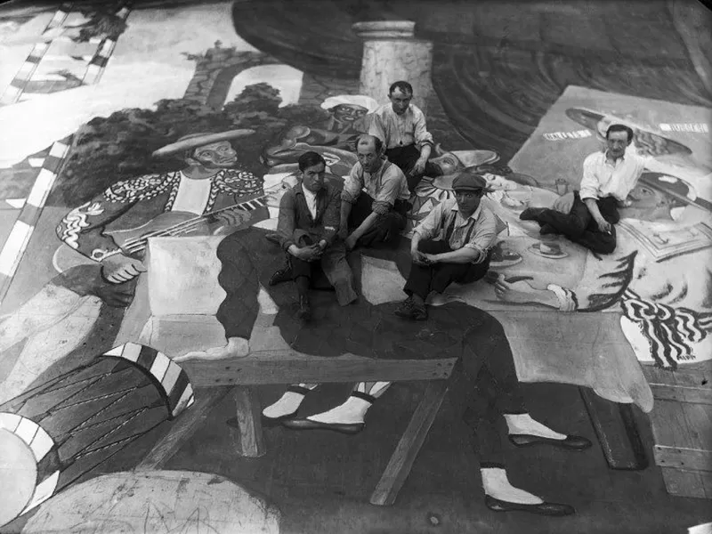 Pablo Ruiz PICASSO avec l'équipe qui réalise les décors de « Parade »