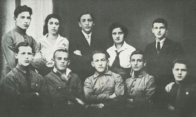 Leopold TREPPER, entouré de militants de l'Hachomer Hatzair