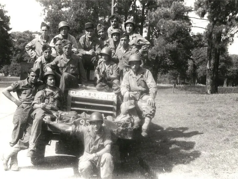 Les combattants Espagnols de la « Nueve » et leur half-track « Guadalajara »
