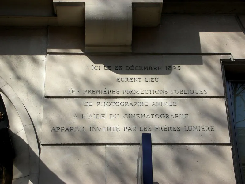Les frères LUMIÈRE — Inscription commémorant la première projection publique du cinématographe