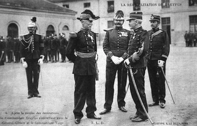 Le capitaine Alfred DREYFUS — Sa réhabilitation dans la cour de l'École militaire