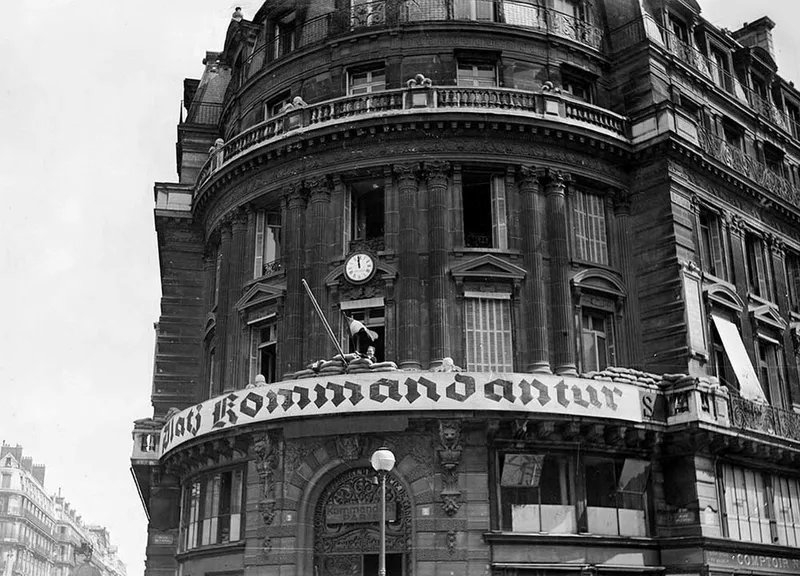 L'immeuble de la Kommandantur nazie, aujourd'hui et lors de la Libération de Paris en 1944