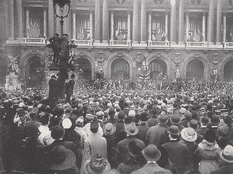 Georges CLEMENCEAU acclamé place de l'Opéra à l'occasion de l'armistice de 1918