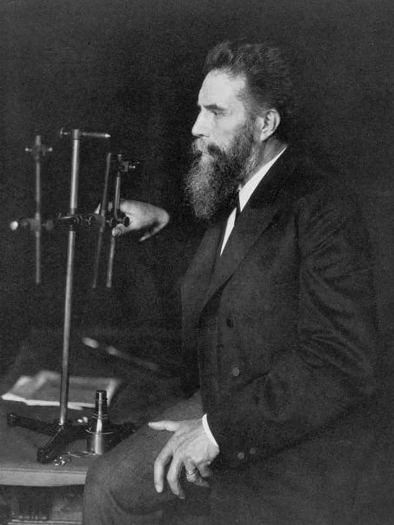 Wilhelm RÖENTGEN